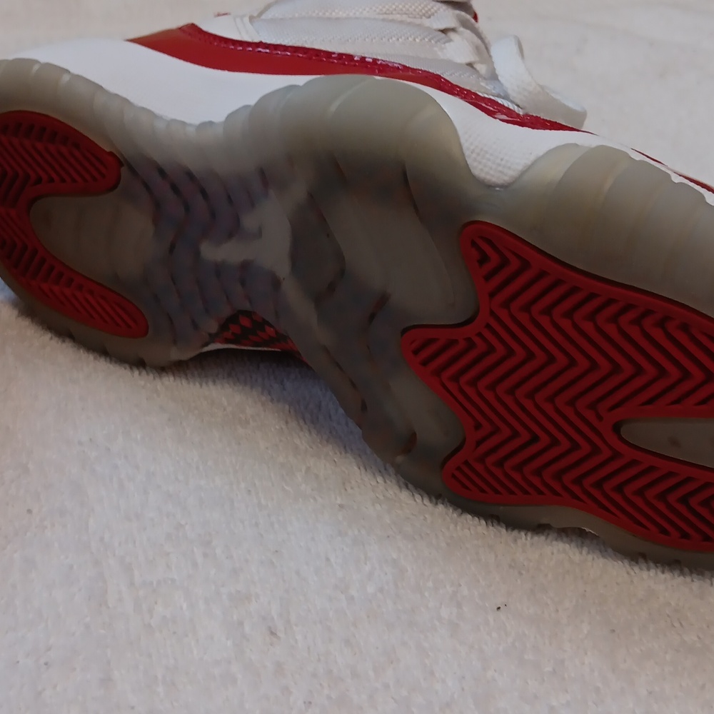 Jordan retro 11. Size 3.5 youth. Red/wht - Picture 7 of 8